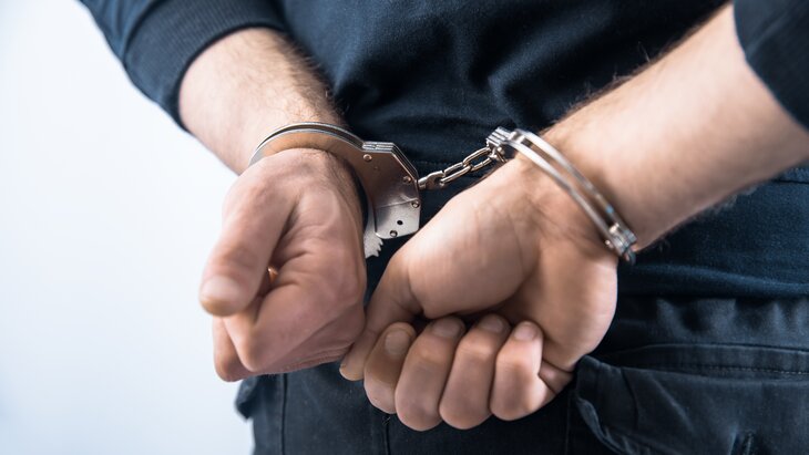 Судебный пристав задержал мужчину при попытке кражи из магазина в Москве