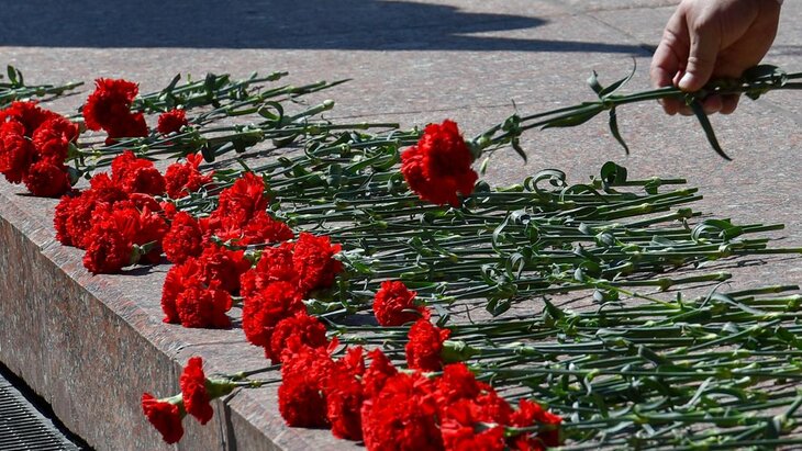 Москвичи несут цветы на Пушкинскую площадь в память о погибших в теракте 2000 года
