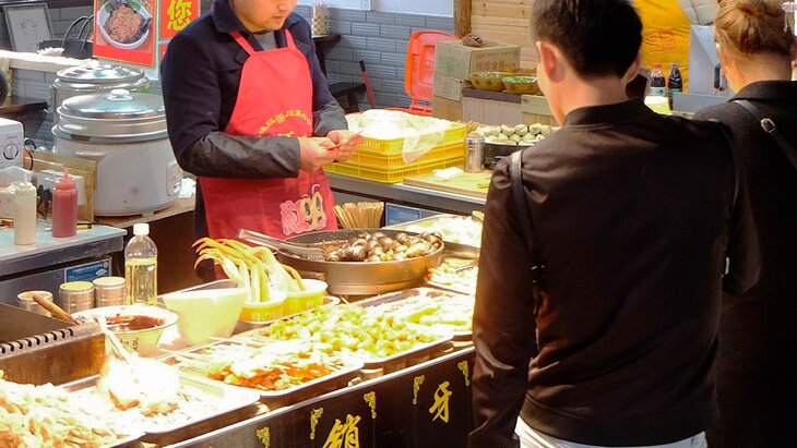 В Китае мужчина уволился и открыл ларек с домашней едой из-за жалоб дочери