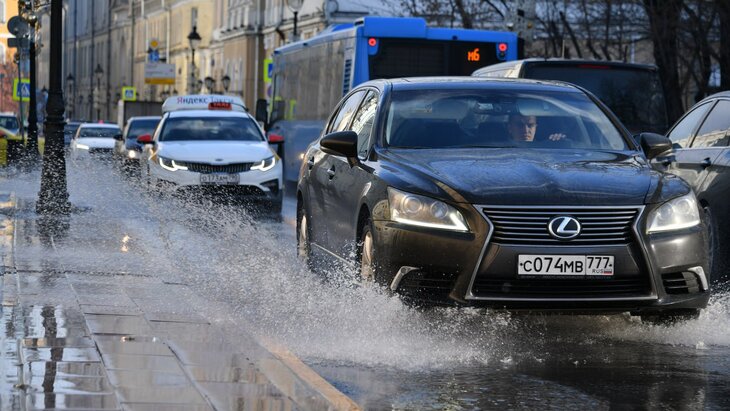 Московских водителей призвали соблюдать скоростной режим из-за дождя